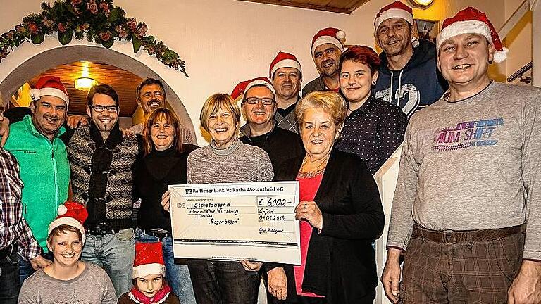 Mit dem Herzen dabei: 6000 Euro spenden die Wipfelder Nikoläuse heuer für die Station Regenbogen. Im Bild: Dieter Schneider, Alexander Leidig, Philipp Volk, Franz Blattner, Sabine Sauer, Heidrun Grauer (Elterinitiative), Hildegard Gais. Auf der Treppe: Michael Halbig, Andreas Gießübel, Lorena Sauer, Michael Schön, Thomas Gropp, ganz rechts Sascha Römer. Im Vordergrund knien Jasmin Heinrich und Anina Römer. Auf dem Bild fehlen Martin und Felix Griff sowie Rainer Kleedörfer.