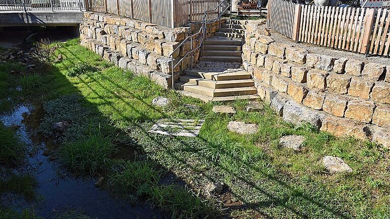 Die Wässernach in Wülflingen wird nach dem Ende der Arbeiten zur Dorferneuerung vom Spielplatz aus über Treppen begehbar sein.