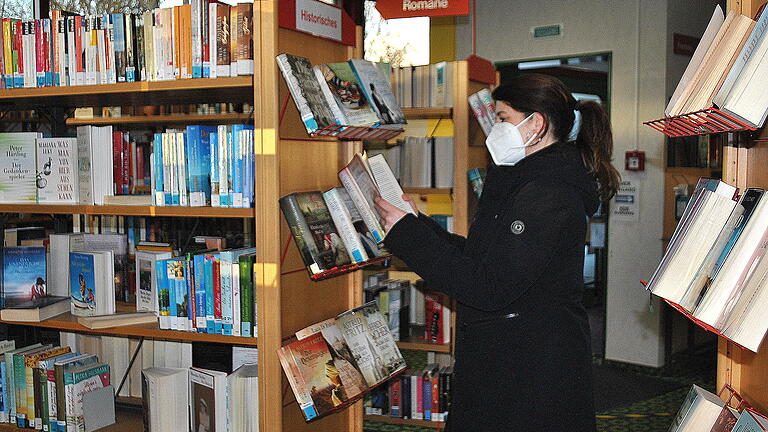 36 Prozent der Leserinnen und Leser in der Bibliothek in Bad Königshofen kommen aus den umliegenden Orten – hier eine Nutzerin aus Sulzfeld. Die Grabfeld-Allianz bewilligte erneut einen jährlichen Zuschuss von 1000 Euro zur Beschaffung von neuen Medien.