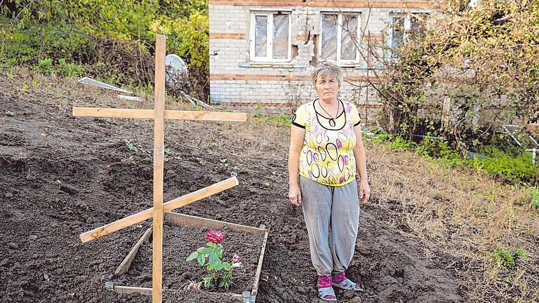 Jelena, 57, im Garten ihres Hauses, in dem sie ihren Sohn begraben hat. Jelena, 57, im Garten ihres Hauses, in dem sie ihren Sohn begraben hat.
