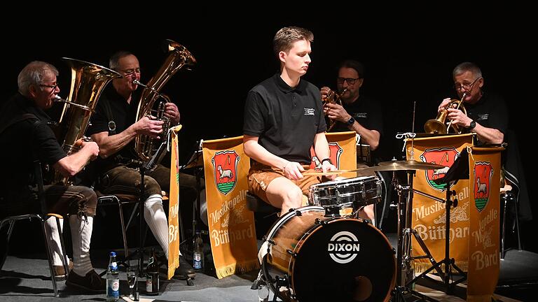 In kleiner Besetzung gab die Musikkapelle Bütthard dem Neujahrsempfang der Gemeinde eine musikalischen Rahmen. In kleiner Besetzung gab die Musikkapelle Bütthard dem Neujahrsempfang der Gemeinde eine musikalischen Rahmen.