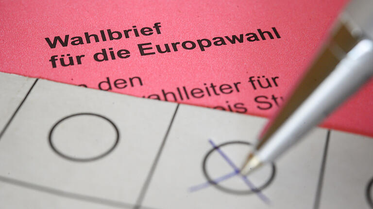 213816350.jpg       -  Eine Frau kreuzt einen Wahlzettel für die Briefwahl zum europäischen Parlament an. Wenige Tage vor der Europawahl verzeichnen die Kommunen in Niedersachsen eine deutlich gestiegene Zahl von Briefwahlanträgen im Vergleich zu der Wahl 2014.