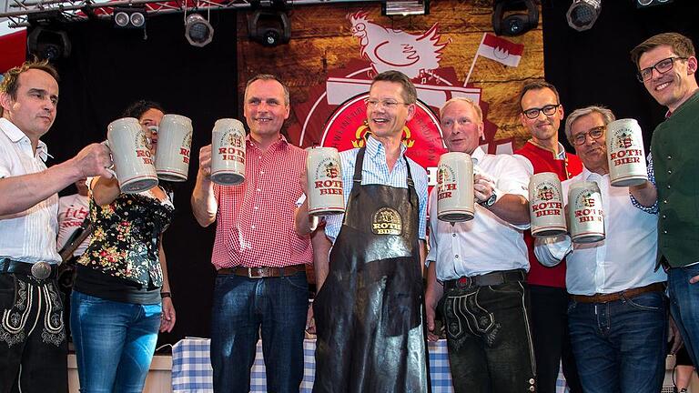 Viel Spaß beim Volksfest       -  (sg) Oberbürgermeister Sebastian Remelé hat das erste Faß Festbier angestochen und damit offiziell das Volksfest eröffnet. Bis zum Montag, 15. Juni, gibt es jede Menge Spaß mit Fahrgeschäften, im Festzelt und bei dem neuen Wettbewerb &bdquo;Schweinfurt sucht das Volksfestgesicht 2016&ldquo;. Wer mitmachen will, kommt am Samstag, 6. Juni, ab 18 Uhr aufs Volksfest zur Foto-Box vor dem Riesenrad und lässt sich mit Lebkuchenherz, einem Bierkrug, einer Riesenbrezel oder einem Luftballon fotografieren. Über die originellsten Fotos wird bis 30. Juni im Internet unter www.volksfest-schweinfurt.de abgestimmt. Im Bild (von links) Michael Hahn (Festwirt), Irina Hanft (Moderatorin), Harald Alban (Braumeister), Sebastian Remelé (OB), Mario Borst (Roth-Brauerei), Frank Reppert, Heiner Distel (Sprecher der Schausteller) und Jan von Lackum.