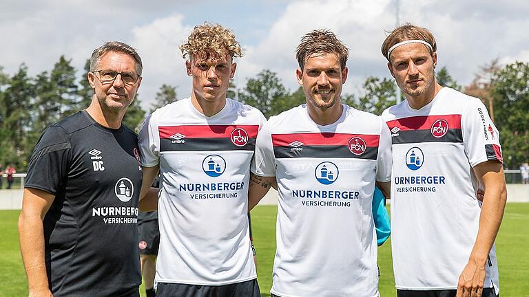 1. FC Nürnberg - Trainingsauftakt       -  Beim Trainingsauftakt des 1. FC Nürnberg am Valznerweiher präsentiert (von links) der neue Trainer Damir Canadi die Club-Neuzugänge Robin Hack, Oliver Sorg und Felix Lohkemper.DANIEL KARMANN, DPA