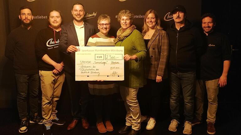 Der Direktor des Theaters Chambinzky Csaba Béke (3. von links) überreicht der leitenden Oberärztin der Palliativstation Birgitt van Oorschot(4. von rechts) den Spendenscheck. Das Foto entstand vor der Corona-Krise.