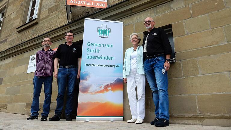 Gefeiert wurden '20 Jahre Gruppe 5' in den großzügigen Räumlichkeiten des Gruppentreffs des Kreuzbunds im Harmoniergebäude mit Regionssprecher Reinhold Stäblein (Bild von links) , Gruppensprecher Roland Burkert, Brigitta Klein und Regionssprecher Arnd Rose.