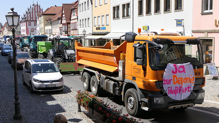 Ein Demozug mit gut einem Dutzend schwerer Nutzfahrzeuge zog am Freitagnachmittag unter anderem durch die Haßfurter Altstadt.