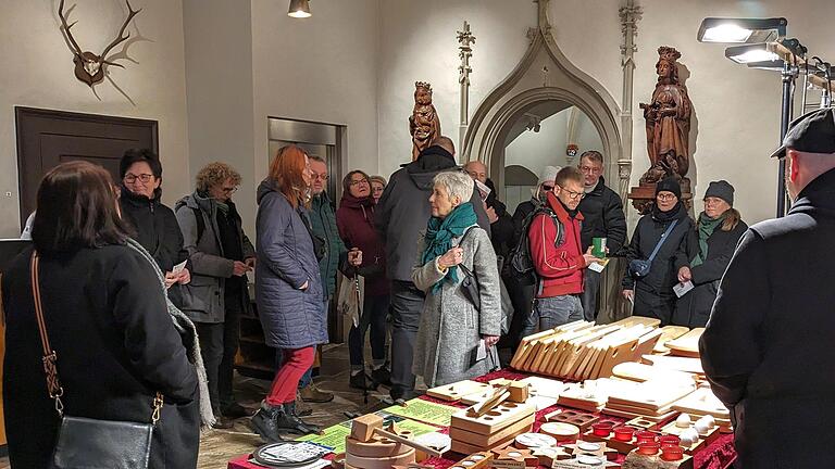 Viele Besucher nutzten die Gelegenheit zu einer Schlossführung, hier mit Julia Böhler (links).       -  Viele Besucher nutzten die Gelegenheit zu einer Schlossführung, hier mit Julia Böhler (links).