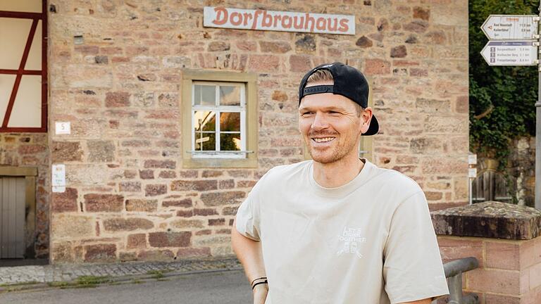 Christian Nöth aus Schönau hat dem alten Dorfbrauhaus neues Leben eingehaucht. Am Samstag feiert er das fünfjährige Bestehen seiner Hopfenstube.