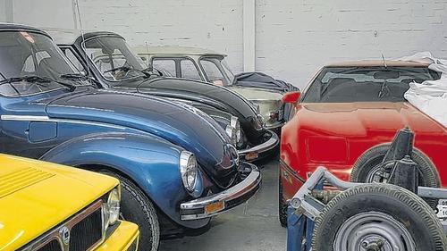 Blick in die „Schatzkammer“: In einer ehemaligen Fabrikhalle lagert Thomas Geis seine Oldtimer. Blick in die „Schatzkammer“: In einer ehemaligen Fabrikhalle lagert Thomas Geis seine Oldtimer.