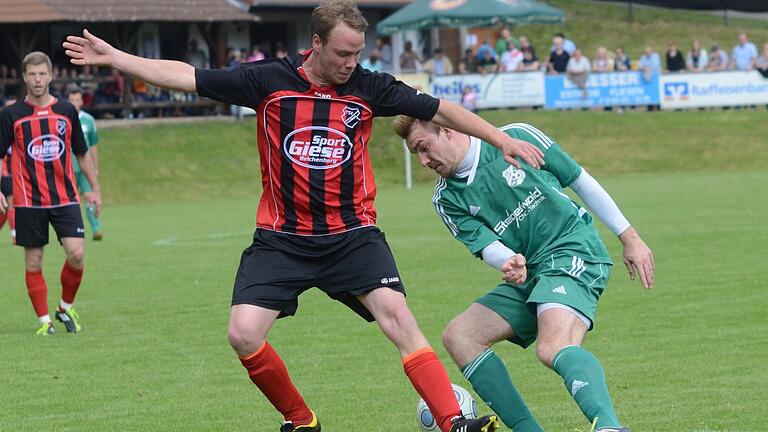 2014 war Gerald Spahmann noch Spieler beim TSV Reichenberg (hier im Spiel gegen den TSV Neuhütten-Wiesthal und Sebastian Aulenbach). Inzwischen ist er längst passionierter Trainer.