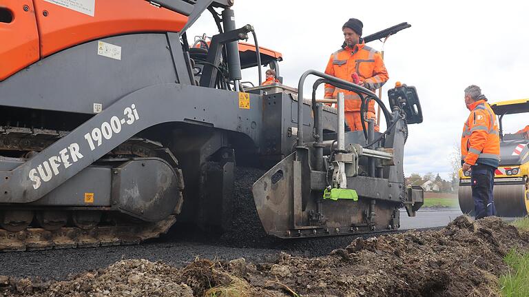 Der heiße Asphalt wird eingebaut und vorverdichtet. Anschließend kommt er unter die schweren Walzen.