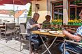 Im Landkreis Würzburg könnte die Testpflicht in der Gastronomie am Mittwoch fallen. Im Bild das Weinrestaurant Spielberg in Randersacker.