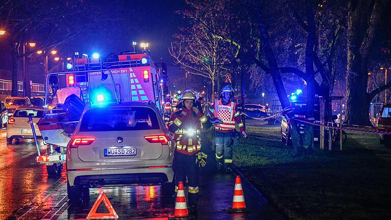 Rettungskräfte im Einsatz am Main in Würzburg.