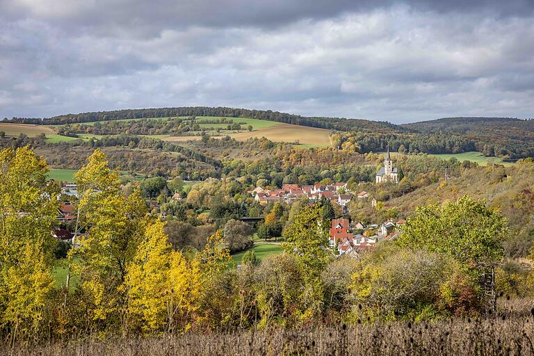 Unterwegs auf dem rund sieben Kilometer langen Wanderweg 'Frühmesserweg Eußenheim'. Die Tour hält immer wieder unterschiedliche Ansichten auf Eußenheim bereit.