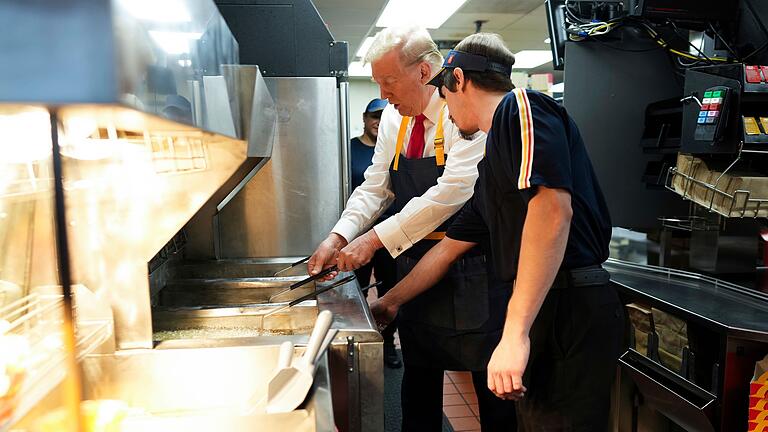 Wahlkampf in den USA - Trump       -  Trump lässt sich bei McDonald's die Fritteuse zeigen.
