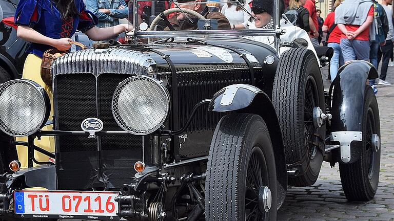 Klar, dass auch Schneewittchen sich Zeit nahm für die Oldtimer-Crews und sie mit rotbäckigen Äpfeln versorgte.