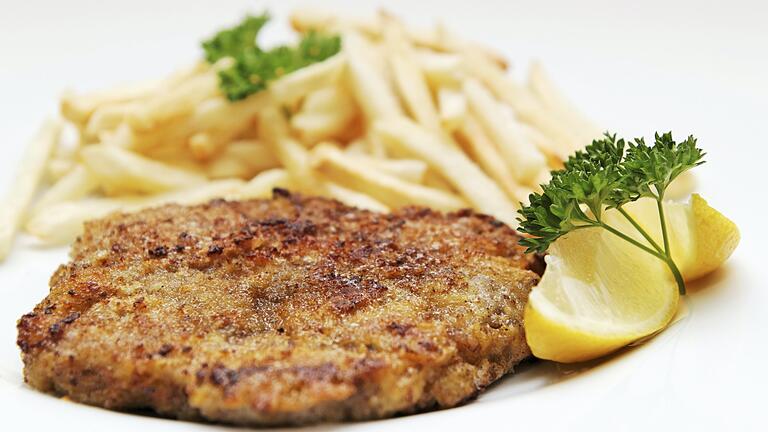 Schnitzel mit Pommes (Symbolbild): Für viele ein normales Essen, Andreas Greubel verbindet damit jedoch besondere Erinnerungen.