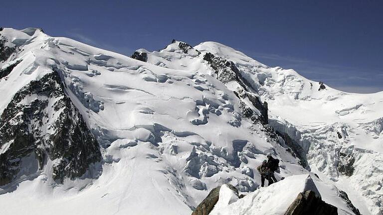 Mindestens fünf französische Alpinisten sind bei einem Bergunfall im Montblanc-Massiv ums Leben gekommen. Foto: Arno Balzarini/Archiv       -  Ein Mann aus der Region Augsburg ist beim Aufstieg am Montblanc-Massiv ums Leben gekommen.