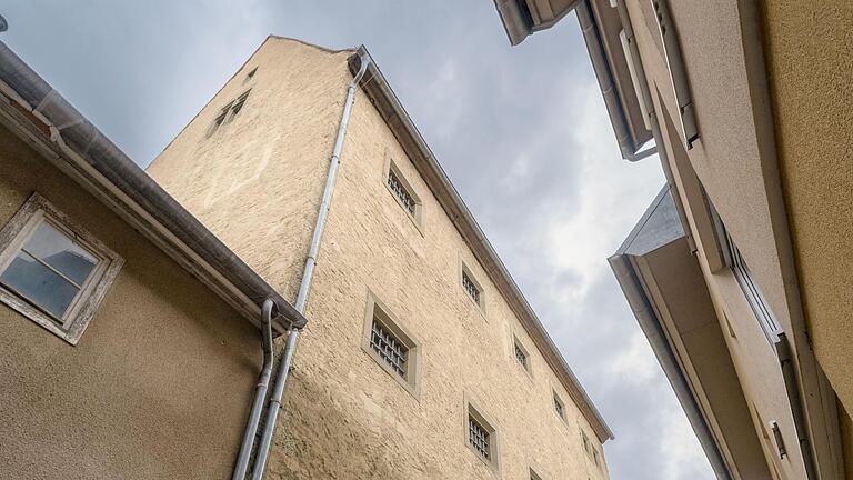 Das älteste Gebäude Bad Neustadts: Das Hohe Haus, der älteste Gebäudeteil der Alten Amtskellerei, datiert in die Mitte des 14. Jahrhunderts.