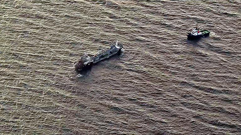 Brennendes Tankschiff nach Rostock geschleppt       -  Das brennende Tankschiff &bdquo;Annika&rdquo; soll im Rostocker Hafen gelöscht werden.