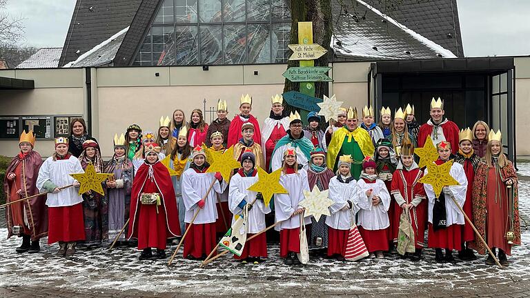 37 junge Sternsingerinnen und Sternsinger versammelten sich am Dreikönigstag mit Simone Seufert (Dritte von links) und Eva Baunach (Zweite von rechts) zu einem Gruppenfoto, bevor sie sich auf den Weg zu allen Häusern Euerbachs machten.