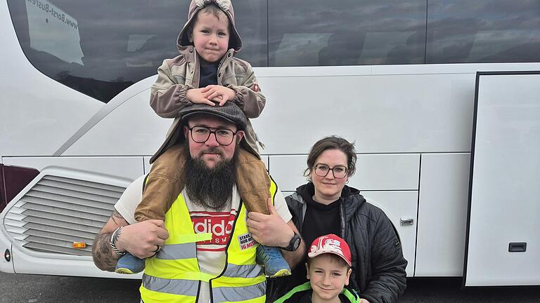 Patrick und Julia Reiniger aus Euerdorf mit ihren beiden Söhnen bei der Demonstration der IG Metall in Frankfurt.