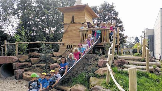 Spiellandschaft: Am Sonntag, 28. September, wird der neue Spielplatz des Kinderhauses &bdquo;Zur Heiligen Familie&ldquo; eingeweiht. In der Spiellandschaft gibt es zum Beispiel einen Burgturm mit einer Rutsche.