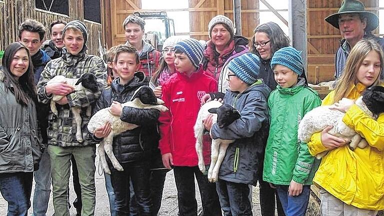 Beim Rhön-Schäfer: Einige Mitglieder der Bio-AG an der Realschule Gerolzhofen dürfen Lämmer in den Arm nehmen. Die Schülern lernten ein Wochenende lang viel über die Rhön.