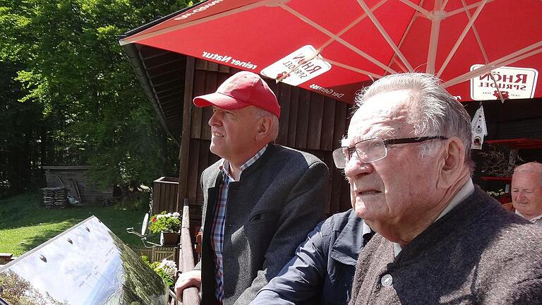 Altlandrat Gottfried Miller hatte die Idee und stellte Gelder für die neue Panoramatafel am Neustädter Haus zur Verfügung. Das Bild zeigt ihn mit Landrat Thomas Habermann.