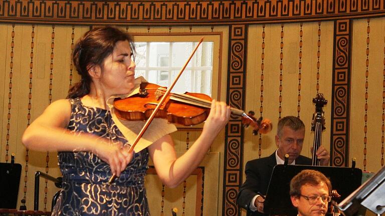 Dirigentin Elena Iossifova spielt bei ihrem Abschiedskonzert auf. Foto: Werner Vogel       -  Dirigentin Elena Iossifova spielt bei ihrem Abschiedskonzert auf. Foto: Werner Vogel