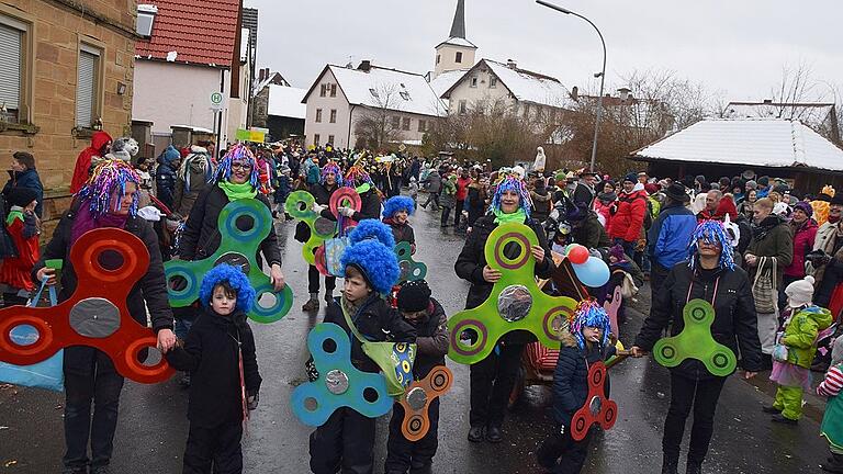 Fidget, auch als Drehscheibe bekannt: junge Frauen und deren Kinder beim Schallfelder Fastnachtsumzug.