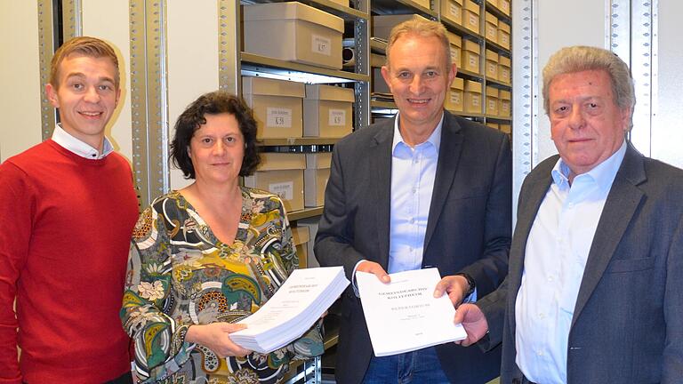 Aus sämtlichen Akten der gemeindlichen Registratur aus der Zeit seit der Gemeindegebietsreform 1978 bis zum Jahr 2005 wurde das archivwürdige Schriftgut ausgesondert, geordnet und in das Archiv überführt, sodass es für die Nachwelt erhalten bleibt. Das Bild zeigt bei der Übergabe der Archivalien und des Repertoriums (von links) Geschäftsleiter Dominik Dorsch, die zuständige Mitarbeiterin für Registratur und Archiv, Andrea Karbacher, Bürgermeister Horst Herbert sowie Archivar Marian Opalka.