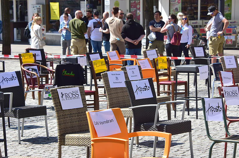 Gut 30 Gastronomen und Vertreter der Eventbranche hatten sich Anfang Mai an der Protestaktion „Leere Stühle“ auf dem Schweinfurter Marktplatz beteiligt.