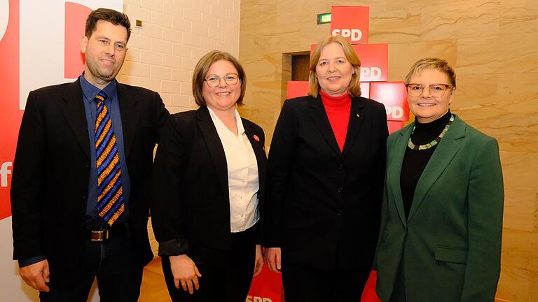 Die Bundestagspräsidentin Bärbel Bas (Zweite von rechts) war die Hauptrednerin beim Neujahrsempfang des SPD-Unterbezirks Haßberge-Rhön. Wichtige Worte zur Verteidigung der Demokratie hatten auch (von links) Dirk Schneider (Ortsverband Bad Königshofen), die Co-Vorsitzende des Unterbezirks, Johanna Bamberg-Reinwand, und die SPD-Bundestagsabgeordnete und Parlamentarische Staatssekretärin Sabine Dittmar. Die Bundestagspräsidentin Bärbel Bas (Zweite von rechts) war die Hauptrednerin beim Neujahrsempfang des SPD-Unterbezirks Haßberge-Rhön. Wichtige Worte zur Verteidigung der Demokratie hatten auch (von links) Dirk Schneider (Ortsverband Bad Königshofen), die Co-Vorsitzende des Unterbezirks, Johanna Bamberg-Reinwand, und die SPD-Bundestagsabgeordnete und Parlamentarische Staatssekretärin Sabine Dittmar. 