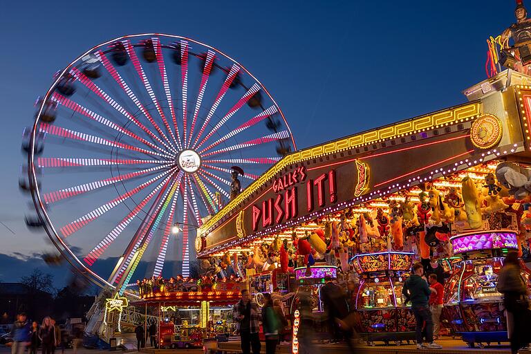 Das Riesenrad gehört zu den großen Attraktionen des Würzburger Frühjahrsvolksfests auf der Talavera. Das Riesenrad gehört zu den großen Attraktionen des Würzburger Frühjahrsvolksfests auf der Talavera.