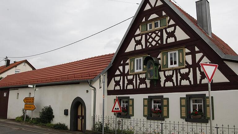 Dieser Hof steht in Sulzdorf, die Nebengebäude wurden von der Familie Hefter saniert. Auch hier wurden sie von der Marktgemeinde Stadtlauringen mit Fördermitteln unterstützt. Dieser Hof steht in Sulzdorf, die Nebengebäude wurden von der Familie Hefter saniert. Auch hier wurden sie von der Marktgemeinde Stadtlauringen mit Fördermitteln unterstützt.