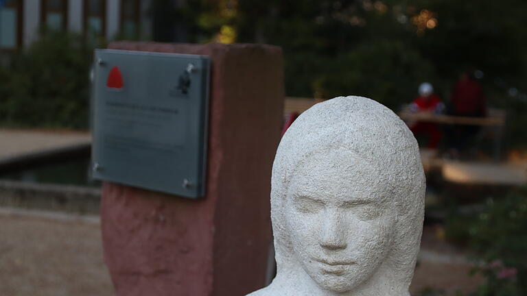 Schneewittchen auf der Parkbank von Bettina Seitz sitzt seit 2015 in der Lohrer Anlage. Schneewittchen auf der Parkbank von Bettina Seitz sitzt seit 2015 in der Lohrer Anlage.