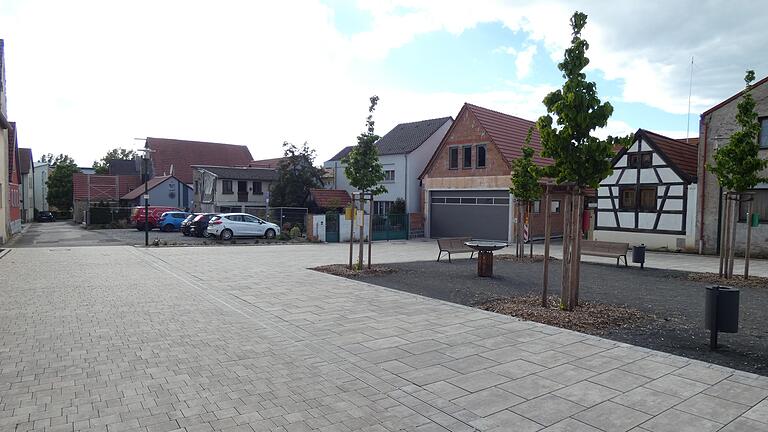 Wo momentan Autos parken, soll am Kleinen Plan eine Parkscheune entstehen. Aus verschiedenen Gründen sollen Sichtbetonteile statt einer Bruchsteinmauer zum Einsatz kommen. Wo momentan Autos parken, soll am Kleinen Plan eine Parkscheune entstehen. Aus verschiedenen Gründen sollen Sichtbetonteile statt einer Bruchsteinmauer zum Einsatz kommen.