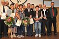 Die Ehrenmitglieder mit Vorsitzendem Florian Berger (rechts) Ehrenvorstand Klaus Arnhold (Dritter von rechts) und Vorsitzendem Erik Schuhmann (Zweiter von links).