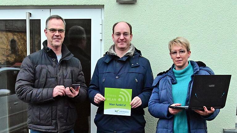 Ab sofort kann man in Marbach auch kostenfrei ins Internet gehen. Unser Bild zeigt Bürgermeister Lukas Braun (Mitte), Ortsvorsteherin Nicole König und den Vorsitzenden des TSV Marbach, Thomas König, beim Selbsttest. Ab sofort kann man in Marbach auch kostenfrei ins Internet gehen. Unser Bild zeigt Bürgermeister Lukas Braun (Mitte), Ortsvorsteherin Nicole König und den Vorsitzenden des TSV Marbach, Thomas König, beim Selbsttest.