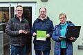 Ab sofort kann man in Marbach auch kostenfrei ins Internet gehen. Unser Bild zeigt Bürgermeister Lukas Braun (Mitte), Ortsvorsteherin Nicole König und den Vorsitzenden des TSV Marbach, Thomas König, beim Selbsttest.