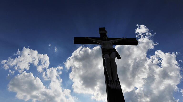 Priesterseminar unter Verdacht.jpeg       -  Ein Holzkreuz mit Jesusfigur steht am 05.06.2013 auf dem Friedhof Hochmutting in Oberschleißheim (Bayern). Foto: Inga Kjer/dpa (zu dpa-KORR 'Judenwitze und rechte Musik - Ein Priesterseminar unter Verdacht' vom 27.07.2013) +++ dpa-Bildfunk +++AGENTURBILD DPA picture-alliance.com picture alliance dpa-archiv dpa-langzeitarchiv