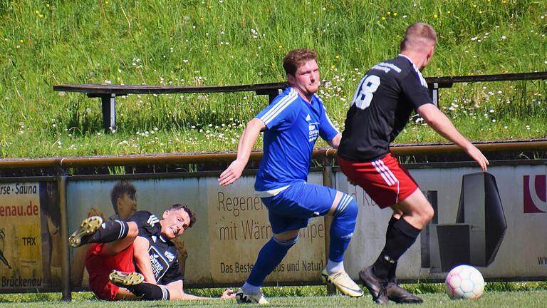 Rhöner Ballgeflüster - Den ersten Gegenspieler abgeräumt hat dieser Spieler der SG Reiterswiesen - und nimmt sich nun den nächsten Bad Brückenauer vor. Rhöner Ballgeflüster - Den ersten Gegenspieler abgeräumt hat dieser Spieler der SG Reiterswiesen - und nimmt sich nun den nächsten Bad Brückenauer vor.