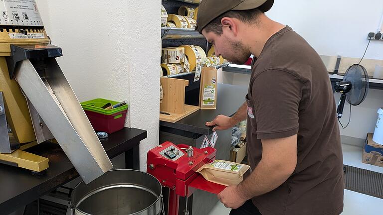 Christof Kunkel verschließt die Kaffeepäckchen. - Christof Kunkel verschließt die Kaffeepäckchen. Christof Kunkel verschließt die Kaffeepäckchen. - Christof Kunkel verschließt die Kaffeepäckchen.
