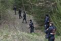 Nach Gewalttat im Westerwald: Täter weiter flüchtig       -  Die Polizei war auch in einem Waldgebiet unterwegs.