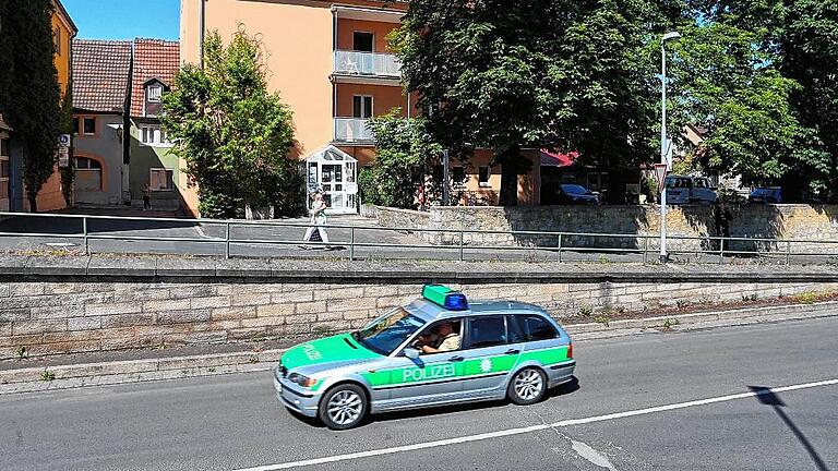 Attacke in Regionalzug - Ein Polizeiauto passiert das Kolpinghaus in Ochsenfurt. Hier hat der Amokläufer gewohnt, bevor er vor kurzem nach Gaukönigshofen gezogen ist. Attacke in Regionalzug - Ein Polizeiauto passiert das Kolpinghaus in Ochsenfurt. Hier hat der Amokläufer gewohnt, bevor er vor kurzem nach Gaukönigshofen gezogen ist.