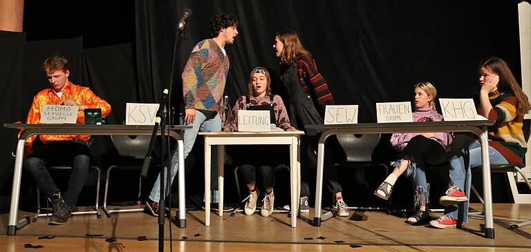Die 1970er Jahre bewerteten Amelie Saul, Konstantin Tempel, Lotta Krauß und Louisa Lutz als eine Zeit des Umbruchs. Die nachgestellte Sitzung der Studierendenvertretung (AStA) in Berlin erwies sich als hochexplosiv, als eine Parole zu Berufsverboten für die nächste Demonstration beschlossen werden sollte. Die 1970er Jahre bewerteten Amelie Saul, Konstantin Tempel, Lotta Krauß und Louisa Lutz als eine Zeit des Umbruchs. Die nachgestellte Sitzung der Studierendenvertretung (AStA) in Berlin erwies sich als hochexplosiv, als eine Parole zu Berufsverboten für die nächste Demonstration beschlossen werden sollte.