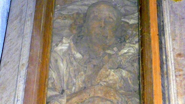 Eine schaurige Sehenswürdigkeit der Klosterkirche Frauental sind die Mumien des 1742 verstorbenen Amtmanns Johann Christoph Meyer und seiner Frau. Eine schaurige Sehenswürdigkeit der Klosterkirche Frauental sind die Mumien des 1742 verstorbenen Amtmanns Johann Christoph Meyer und seiner Frau.
