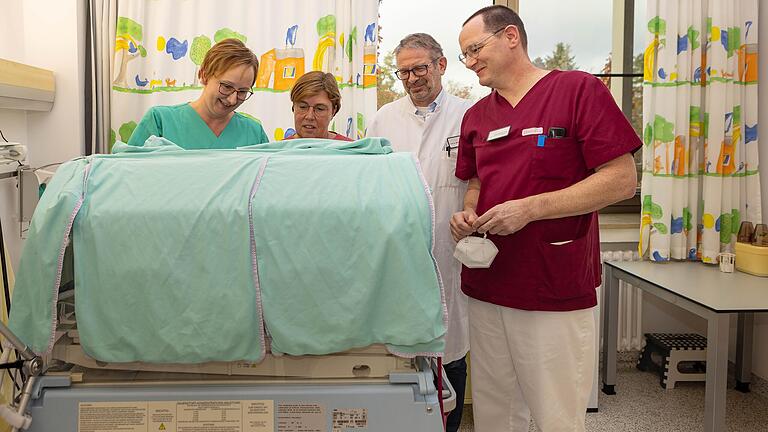 Karina Wiegler-Schenkel, Sandra Piede, Michael Weigel und Hans-Martin Lode (von links) sind auf der Kinderintensivstation im Leopoldina-Krankenhaus Schweinfurt bei einem Frühchen. Im Perinatalzentrum dort werden jährlich durchschnittlich 19 Säuglinge unter 1250 Gramm versorgt.